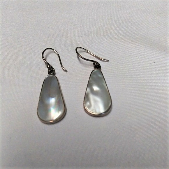 Beautiful Mother of Pearl earrings/Sterling silver - Picture 3 of 4